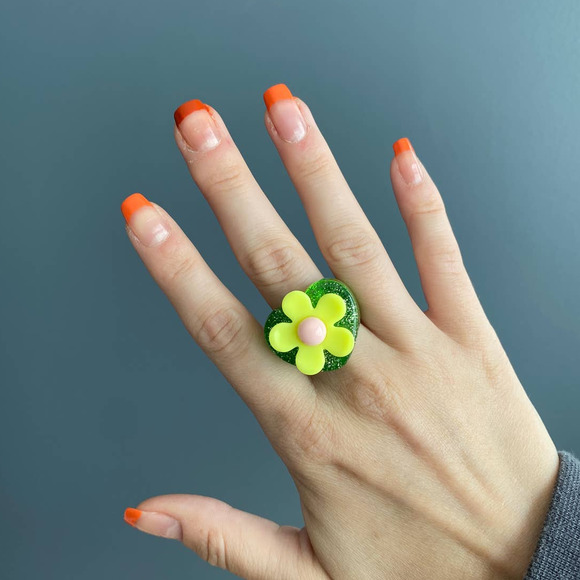 Y2K green sparkly flower ring, 7.5 - Picture 3 of 9